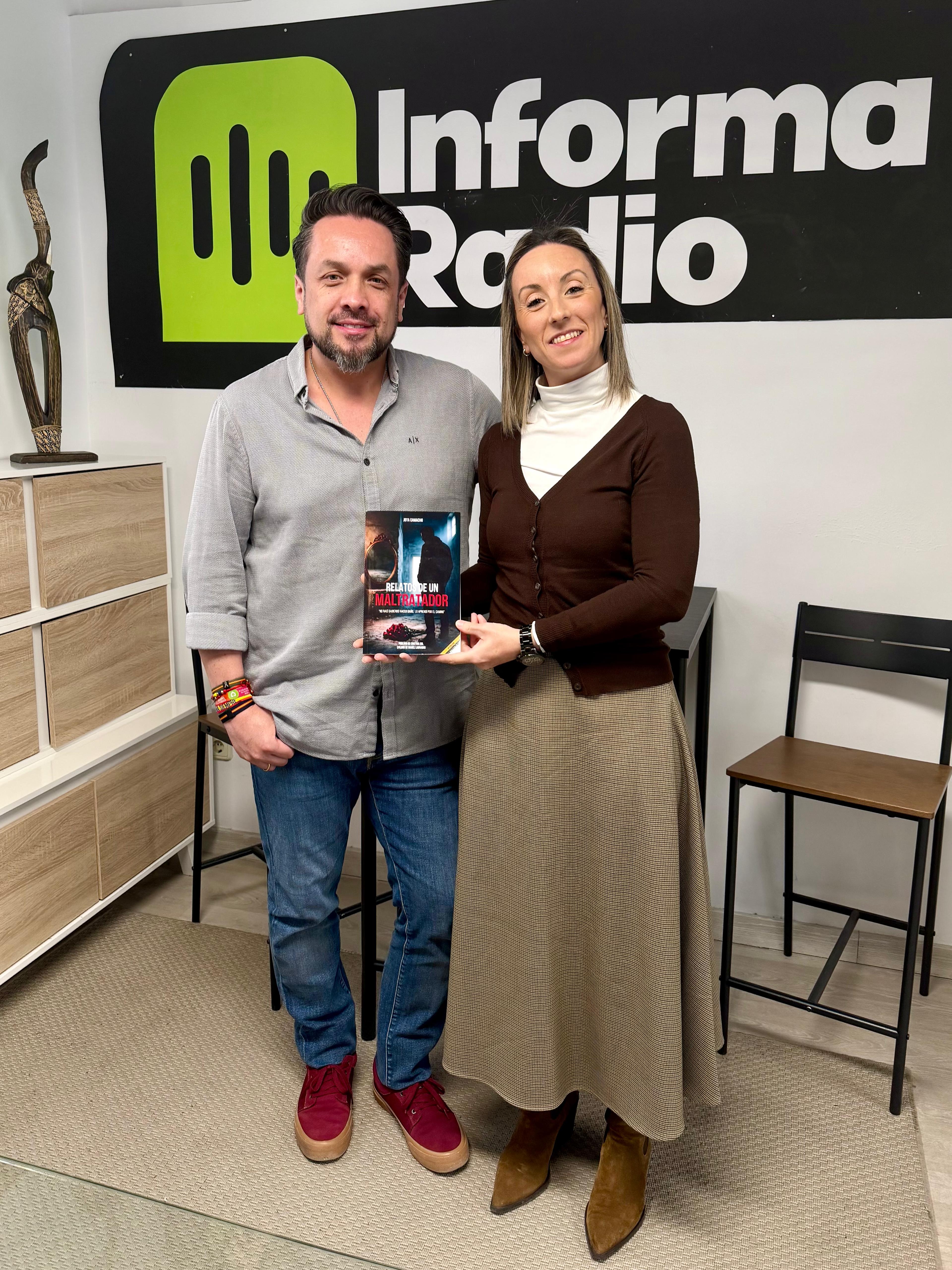 Cristina Sol sosteniendo la tercera edición de Relatos de un Maltratador