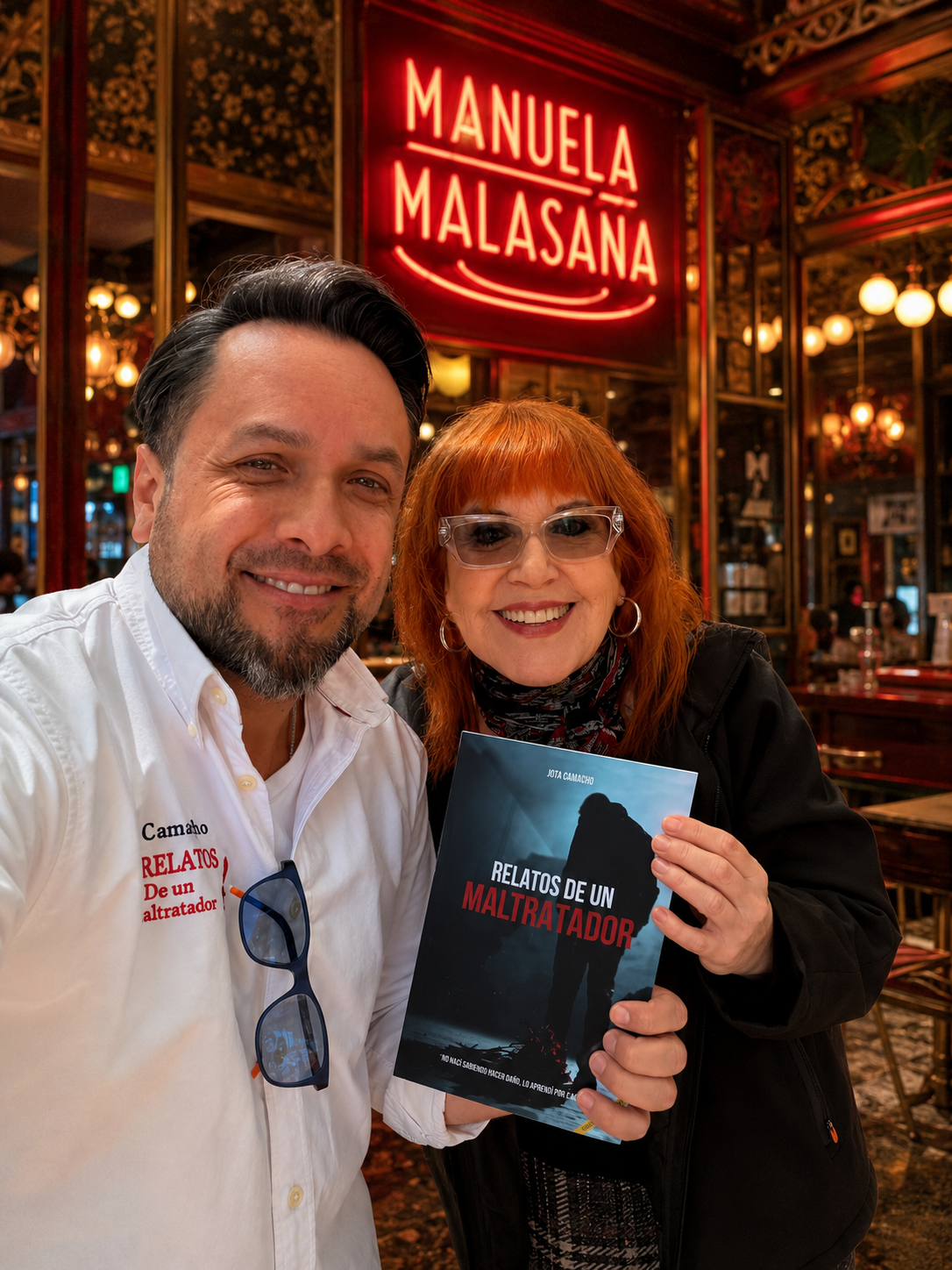 Jota Camacho junto a Loles León con el libro Relatos de un Maltratador