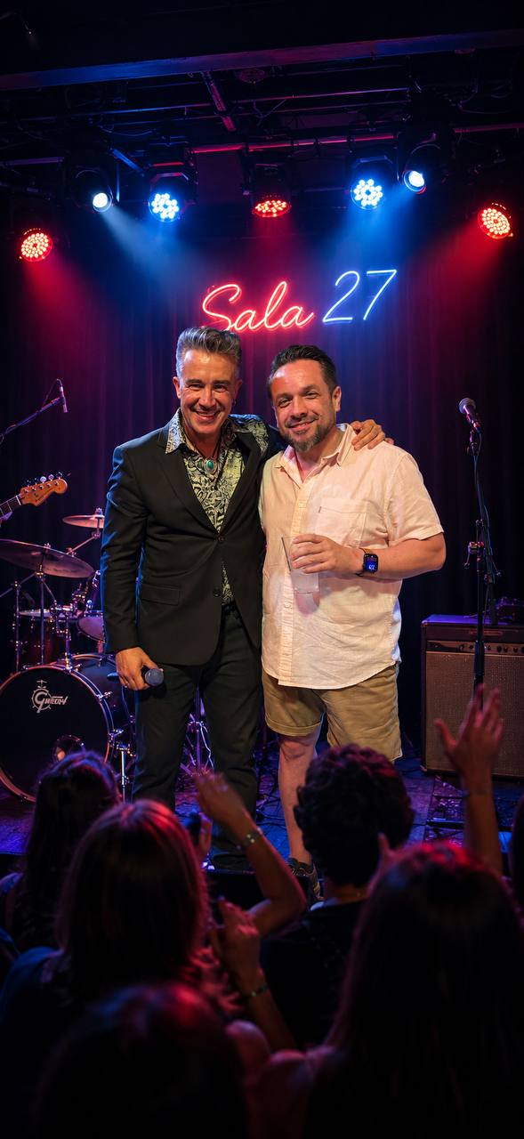 Jota Camacho junto al cantante Martín Sánchez en la Sala UNI