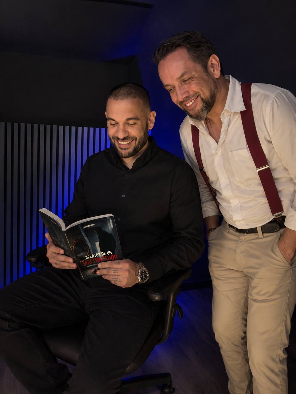 Jota Camacho junto a Roberto Vaquero intercambiando sus libros